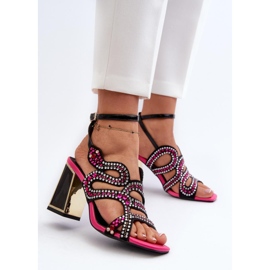 Sandales pour femmes avec décoration sur le talon noir 1