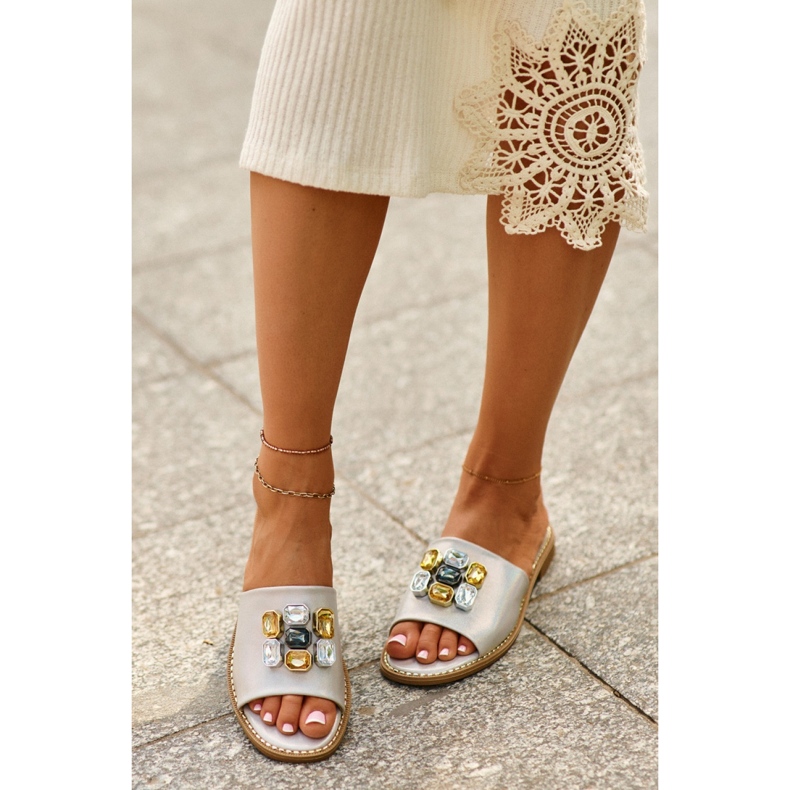 S. BARSKI Sandales plates pour femmes avec décorations beige 2 S. BARSKI Sandales plates pour femmes avec décorations beige 2