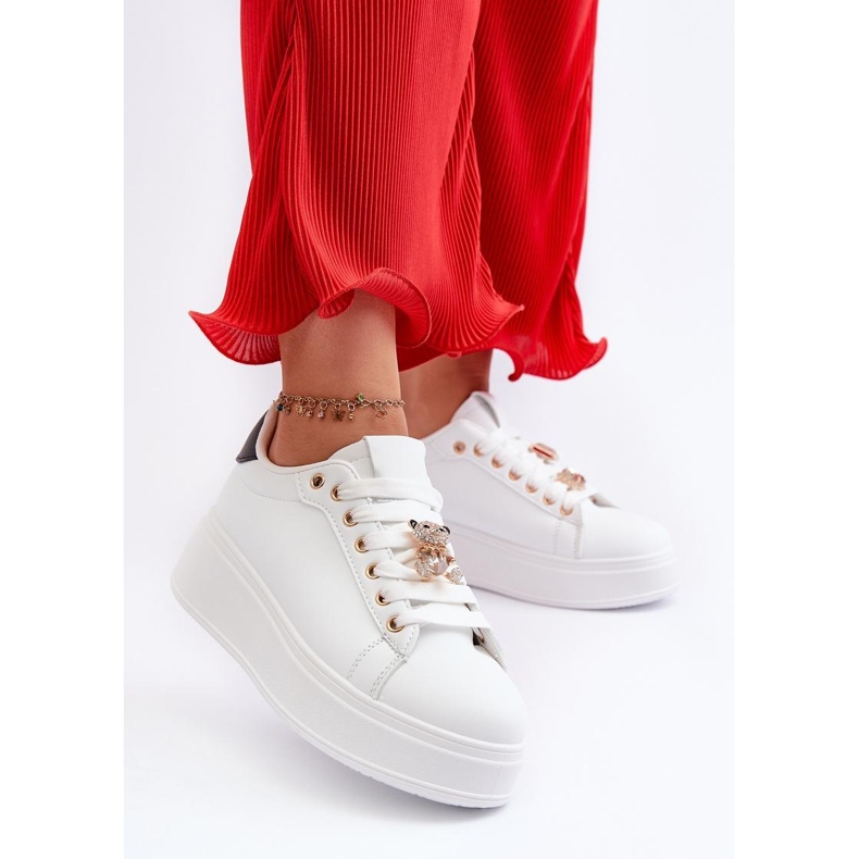 Chaussures de sport avec une épingle blanche 1