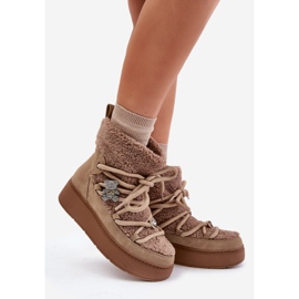 Bottes de neige en peau de mouton pour femmes Almatiza marron avec épingles et fourrure beige 1 Bottes de neige en peau de mouton pour femmes Almatiza marron avec épingles et fourrure beige 1