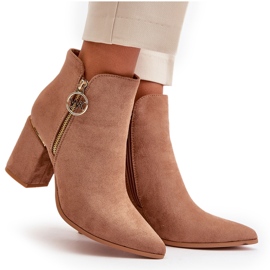 Bottes pour femmes à talons hauts avec bouts pointus en daim écologique marron chaud Raisha beige 9