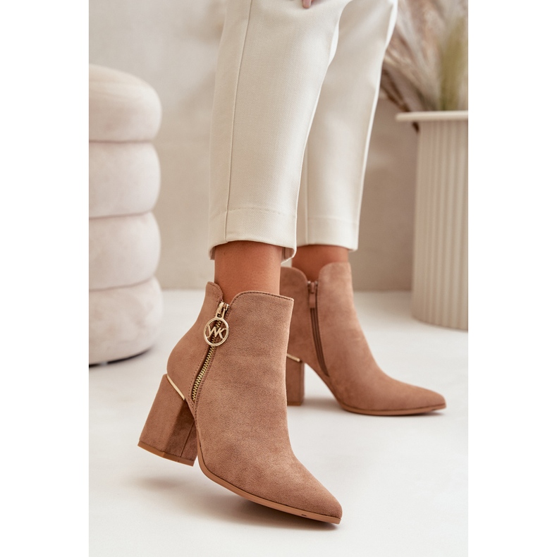 Bottes pour femmes à talons hauts avec bouts pointus en daim écologique marron chaud Raisha beige 2