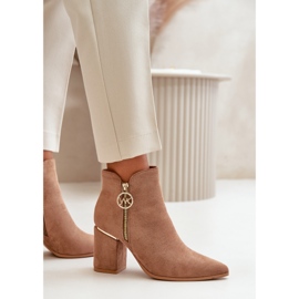 Bottes pour femmes à talons hauts avec bouts pointus en daim écologique marron chaud Raisha beige 3