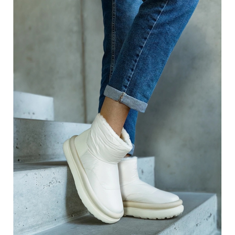 Bottes de neige chaudes beiges sur la plateforme Cores 1 Bottes de neige chaudes beiges sur la plateforme Cores 1