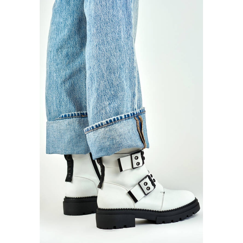 Bottes workwear laquées à boucles pour femme, blanches 250007W-PU 2 Bottes workwear laquées à boucles pour femme, blanches 250007W-PU 2