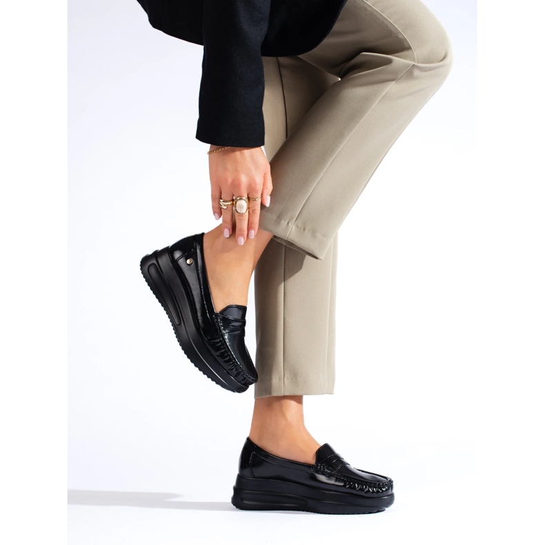 Mocassins noirs vernis sur une épaisse plateforme Shelovet le noir 2