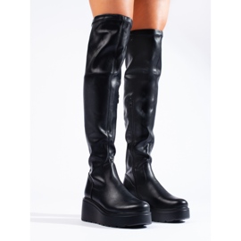 Mousquetaires en éco-cuir noir sur la plateforme Shelovet le noir 2 Mousquetaires en éco-cuir noir sur la plateforme Shelovet le noir 2