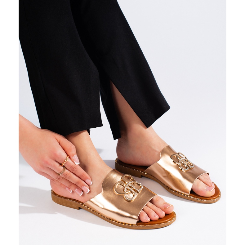 Tongs élégantes pour femmes dorées 1