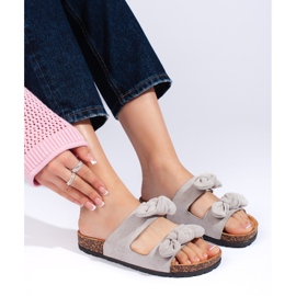 Chaussons femme en daim gris avec liège 2