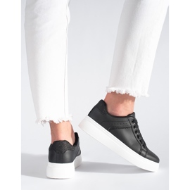 Baskets noires sur la plateforme 1