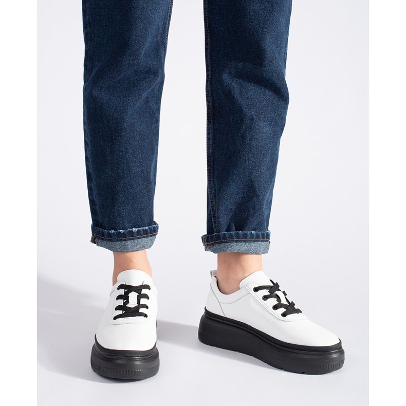 Chaussures blanches en cuir sur plateforme noire 2