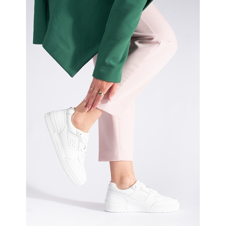 Baskets blanches sur la plateforme 1