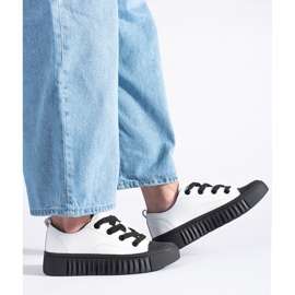 Baskets basses blanches et noires en cuir naturel 1