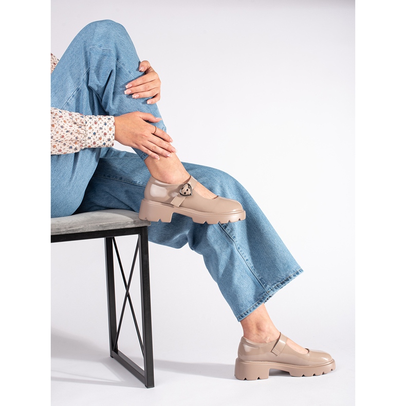 Mocassins beiges vernis à semelle épaisse 2