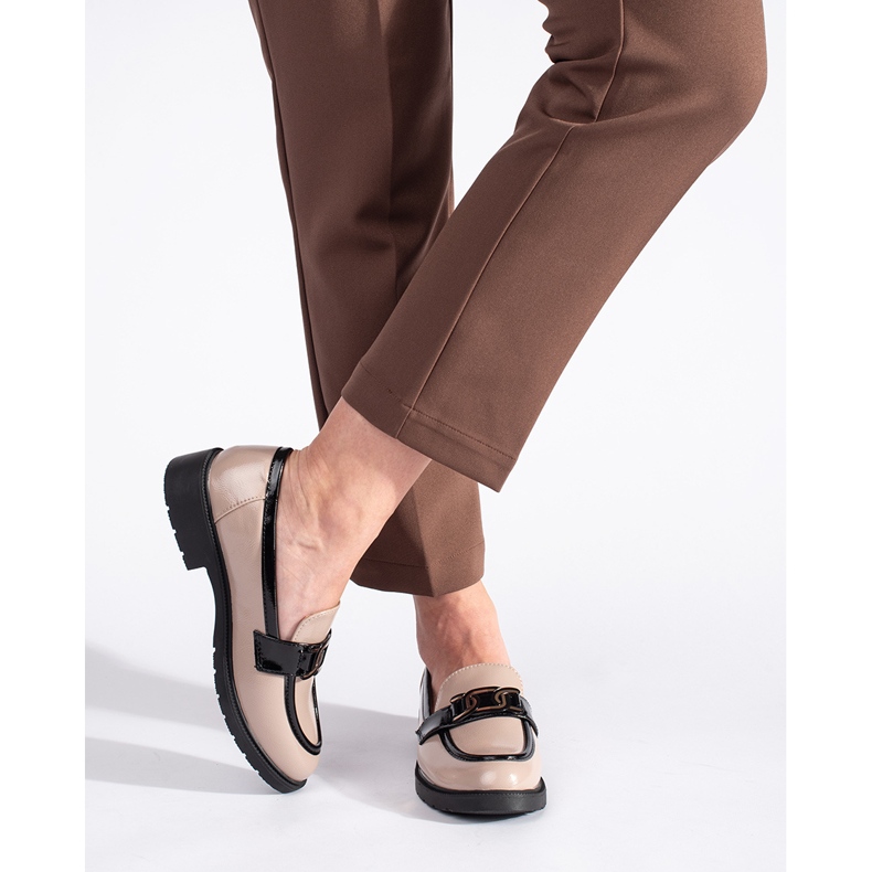 Mocassins pour femme en cuir verni beige avec boucle 1