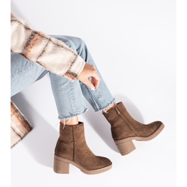 Bottines marron en daim brun 3
