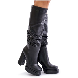 Bottes à enfiler isolées Beridra noires sur un talon haut et une plateforme avec fronces le noir 10