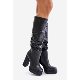 Bottes à enfiler isolées Beridra noires sur un talon haut et une plateforme avec fronces 1