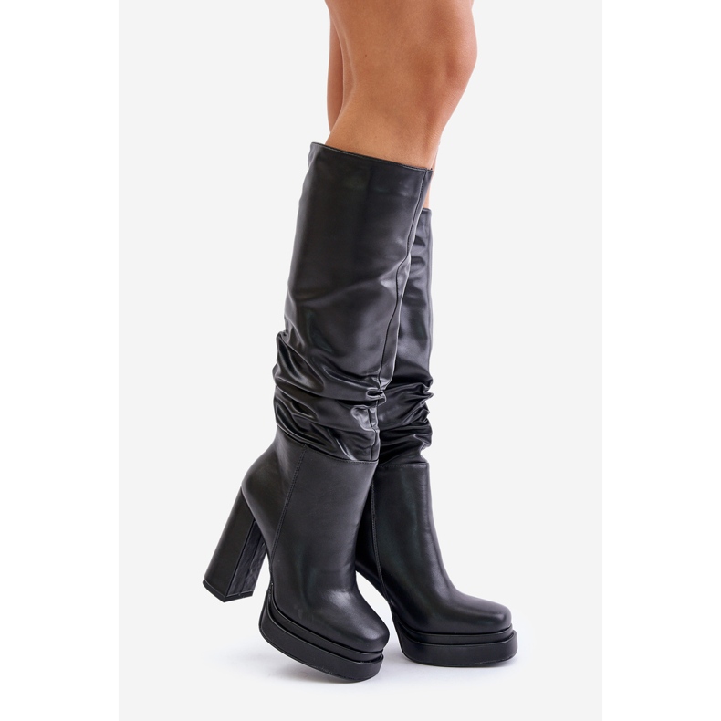 Bottes à enfiler isolées Beridra noires sur un talon haut et une plateforme avec fronces 1