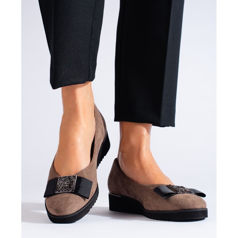 Escarpins en daim beige foncé à talon bas de Shelovet 1