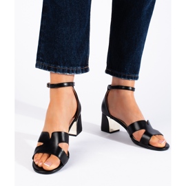 Sandales noires à talons bas 1