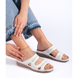 Tongs blanches confortables pour femmes 4