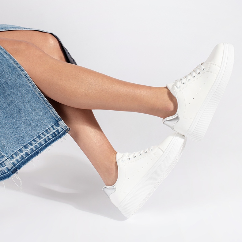 Baskets blanches sur la plateforme 2