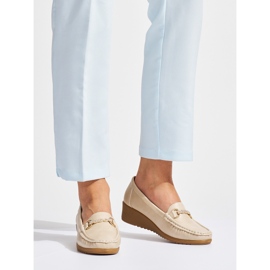 Mocassins compensés femme beiges à décor doré 1