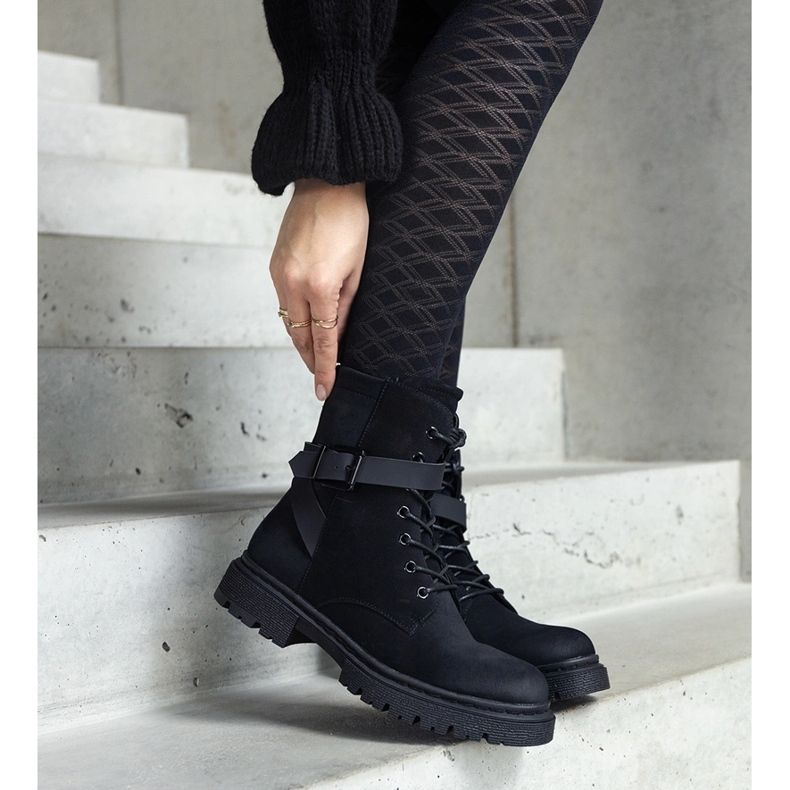 Chaussures de randonnée isolées noires avec abrasions et sangle aux genoux le noir 2 Chaussures de randonnée isolées noires avec abrasions et sangle aux genoux le noir 2