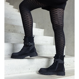 Chaussures de randonnée isolées noires avec abrasions et sangle aux genoux 1