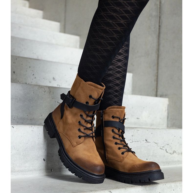 Bottes de randonnée isolées marron avec abrasions et sangle aux genoux brun 1