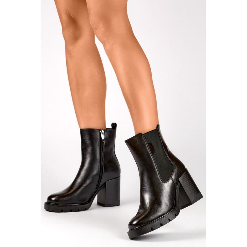 Bottines femme isolées noires en éco-cuir 1
