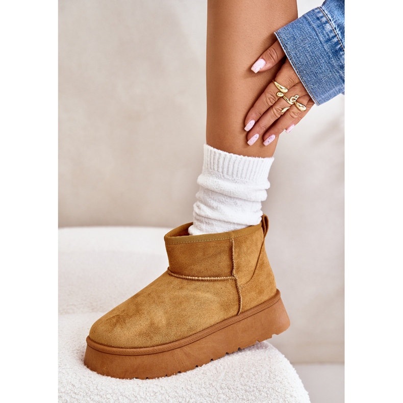 News Bottes de neige des femmes basses sur la plate-forme isolées avec une fourrure de chameau brun 3