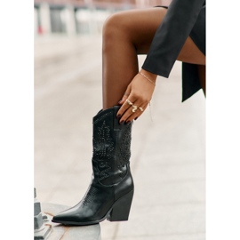Bottes de cowboy isolées Arlitta noires sur un talon haut avec décoration 2