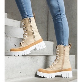 Bottes Crispiero isolées beiges 1 Bottes Crispiero isolées beiges 1