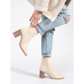 Bottines classiques femme en daim beige 3