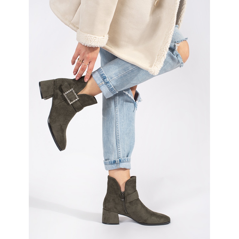Bottines femme en daim vert foncé avec boucle argentée 1