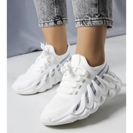 Baskets blanches sur une semelle Beth à la mode 1