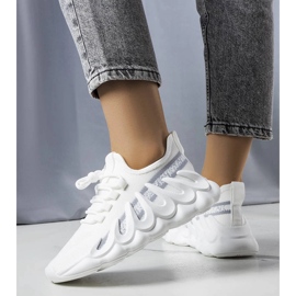 Baskets blanches sur une semelle Beth à la mode 3