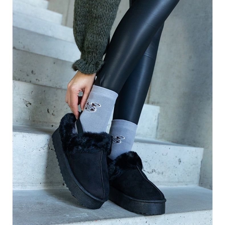 Chaussons plateforme noirs ornés de fourrure et d'un élastique au talon, Frank le noir 1