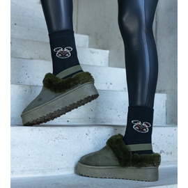 Chaussons plateforme verts ornés de fourrure et avec un élastique au talon, Frank 1 Chaussons plateforme verts ornés de fourrure et avec un élastique au talon, Frank 1