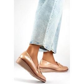 Chaussures laquées pour femmes à talon compensé beige 24-58266BE 2