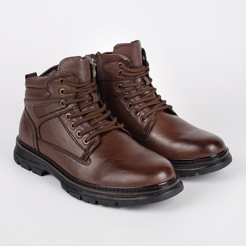 Bottines homme marron isolées à lacets brun 1