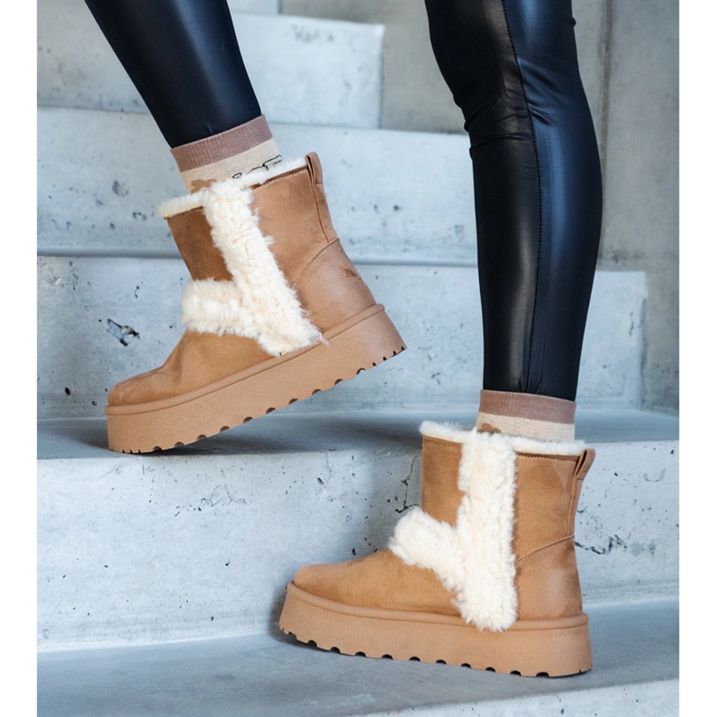 Bottes de neige en éco-daim beige foncé sur plateforme décorée de fourrure de Peters 1