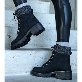 Bottines à lacets noires ornées d'un manteau en peau de mouton Moses le noir 1