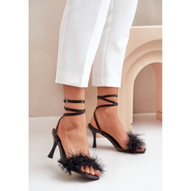 Sandales à talons Emilettra noires à plumes le noir 2