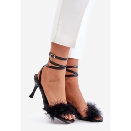 Sandales à talons Emilettra noires à plumes le noir 1