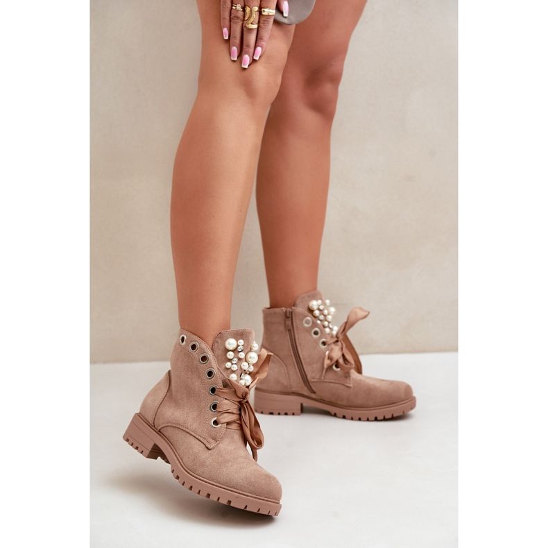 Bottes isolées en daim avec perles et ruban, Beige Perla 2 Bottes isolées en daim avec perles et ruban, Beige Perla 2