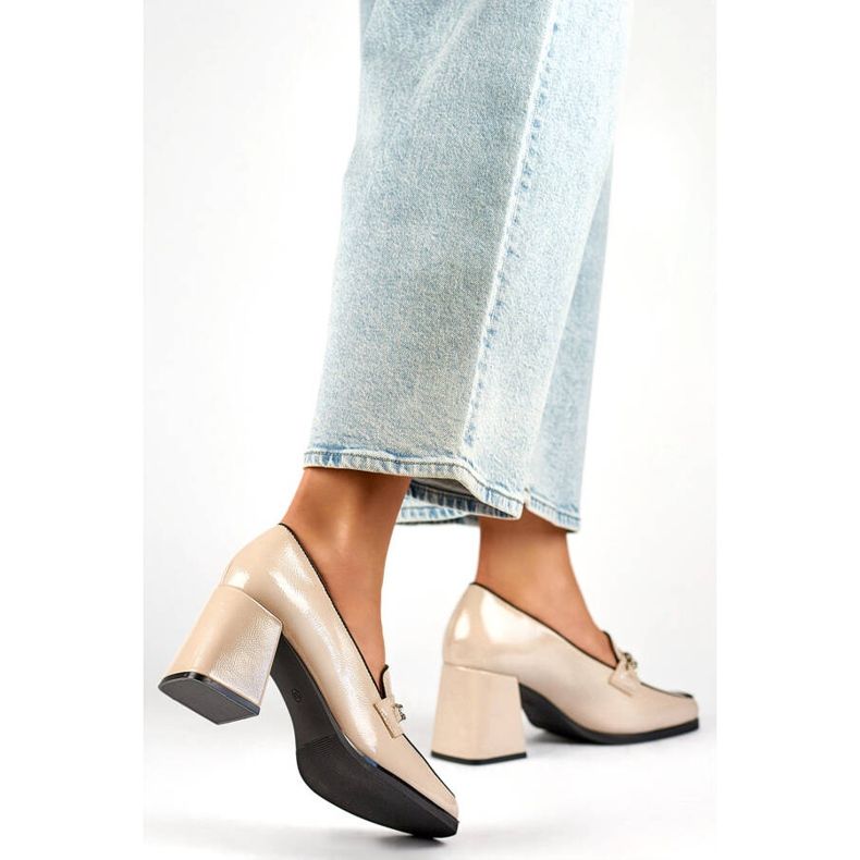 Chaussures vernies élégantes beiges à talons hauts 1