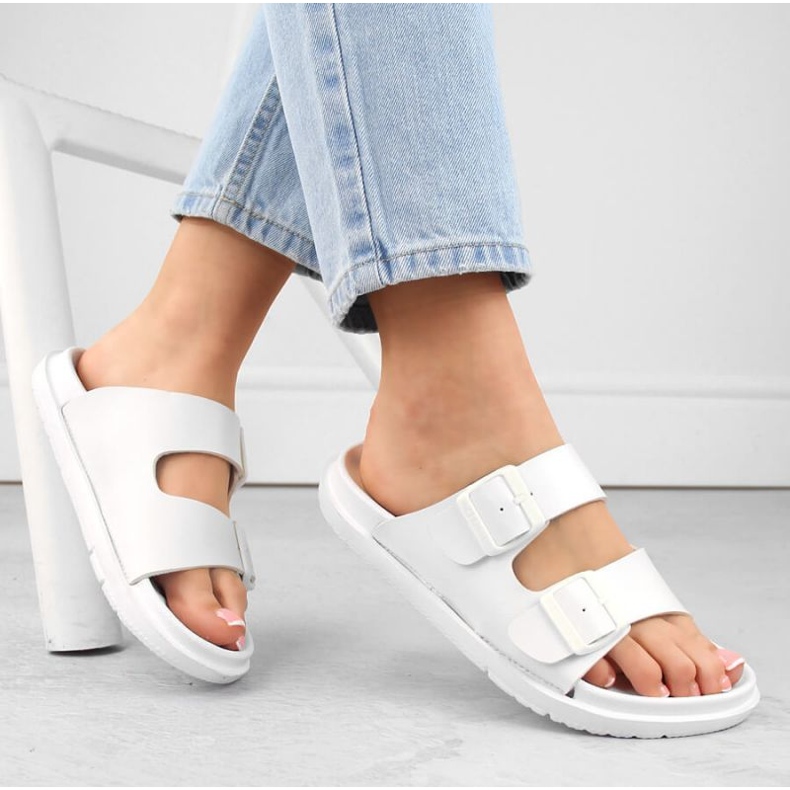 Tongs en mousse Big Star INT2004B avec boucles, blanches 1